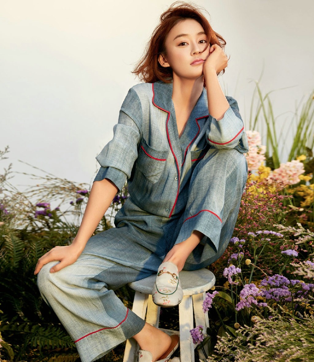 红裙摇曳光影间 袁姗姗演绎多面时尚哲学