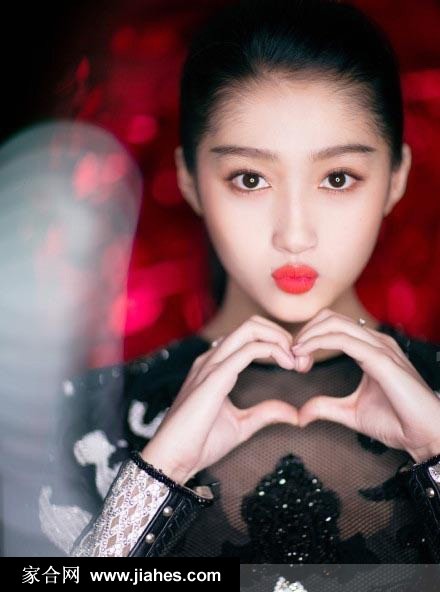 维密星光下的小黑裙关晓彤以纱裙勾勒逆天长腿闪耀东方秀场