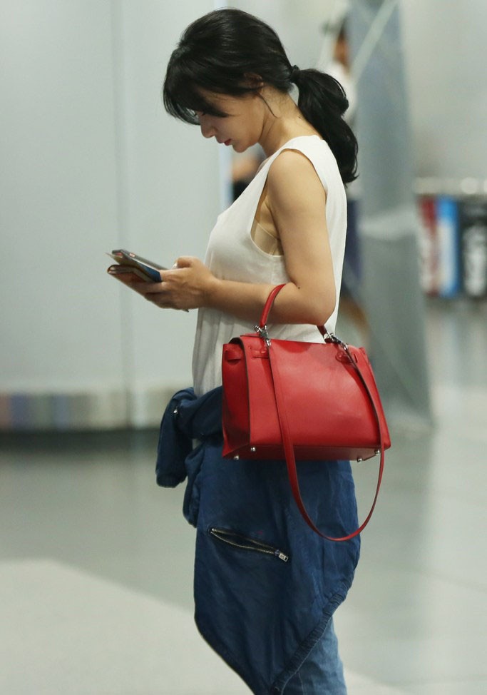 光影之间:探讨公众凝视与女性形象的多维表达 柳岩直面镜头姿态大方,简约衣着展现自然体态,诠释自信风采