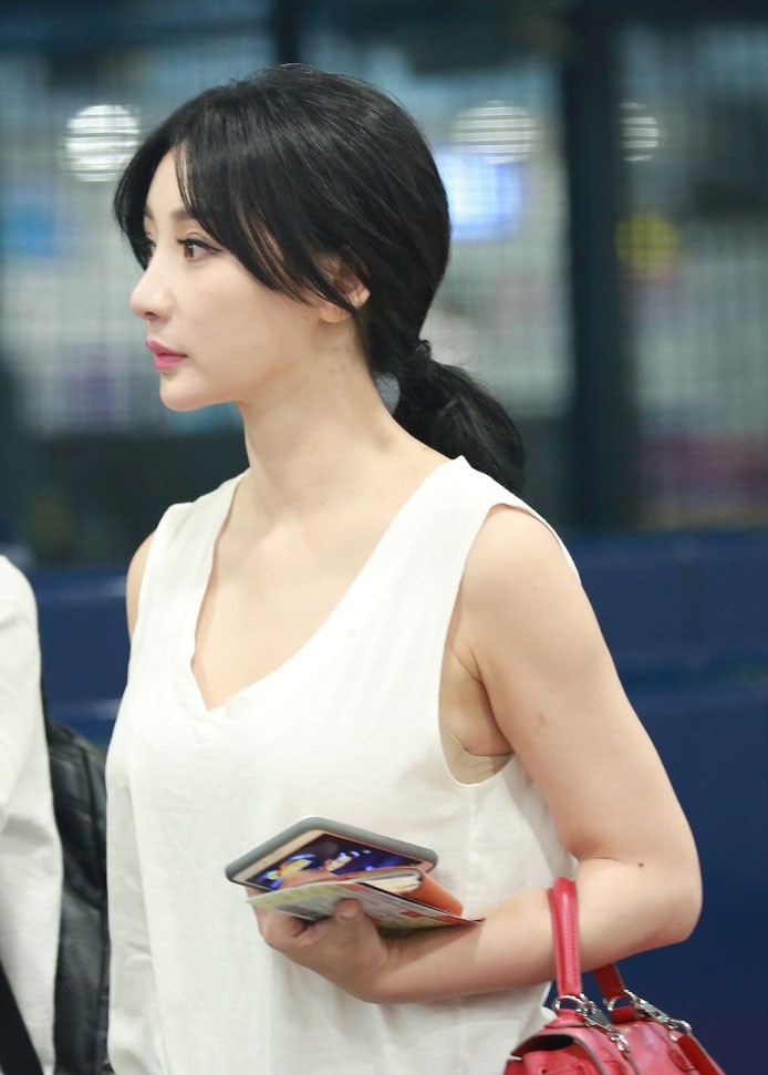 光影之间:探讨公众凝视与女性形象的多维表达 柳岩侧身亮相,深V针织衫勾勒优雅曲线,光影下的微笑从容自信