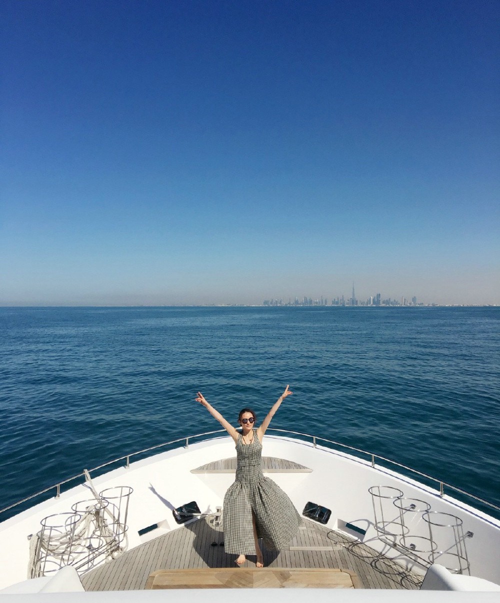 蒋勤勤新春巨献 轮船甲板演绎经典格子长裙写真送祝福