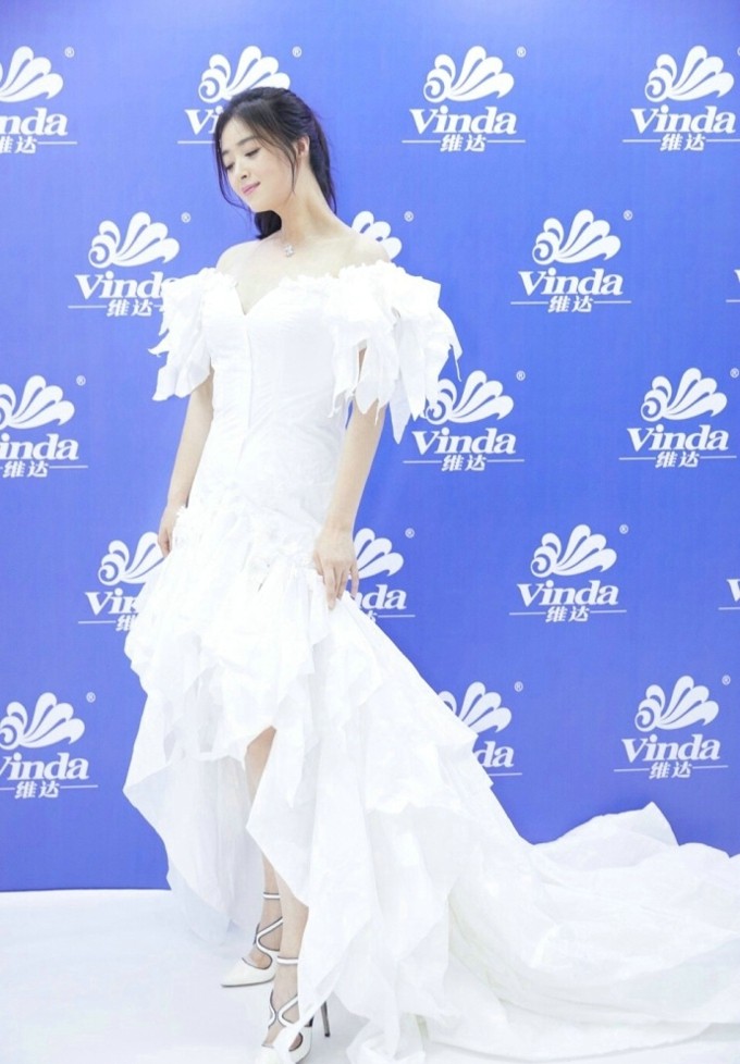 蒋欣白色长裙闪耀亮相 优雅与力量并存的魅力蜕变