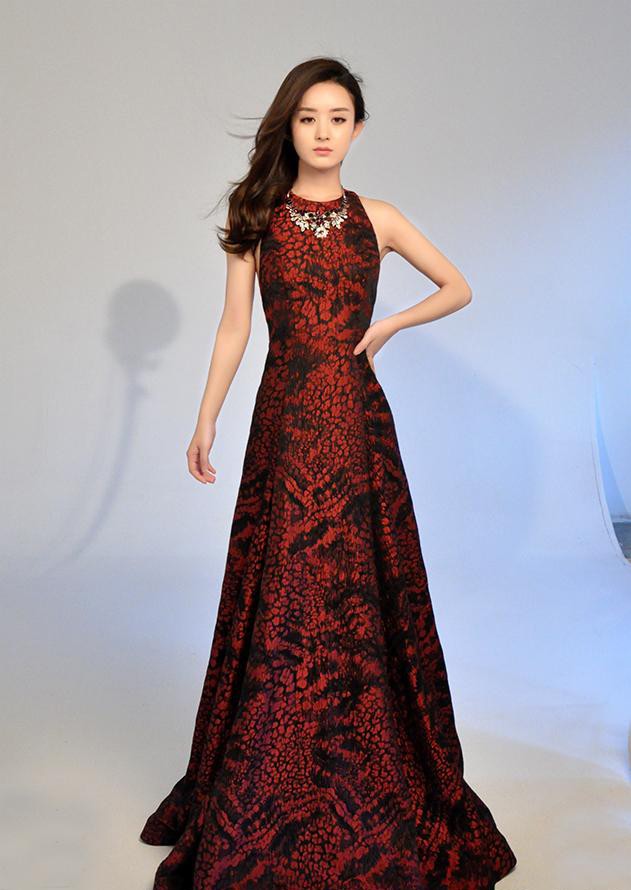 赵丽颖瑞丽写真演绎校园风尚 甜美清新与复古优雅完美融合