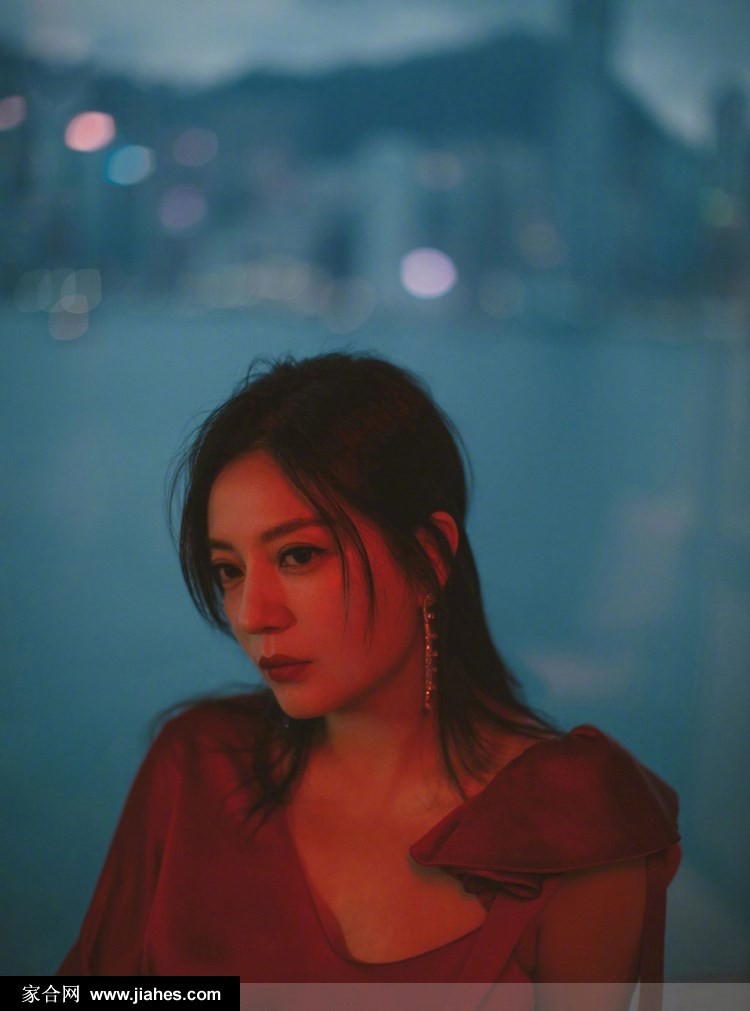 赵薇一袭红衣诠释霸氣女王風範 凌厲眼神演繹時尚蛻變