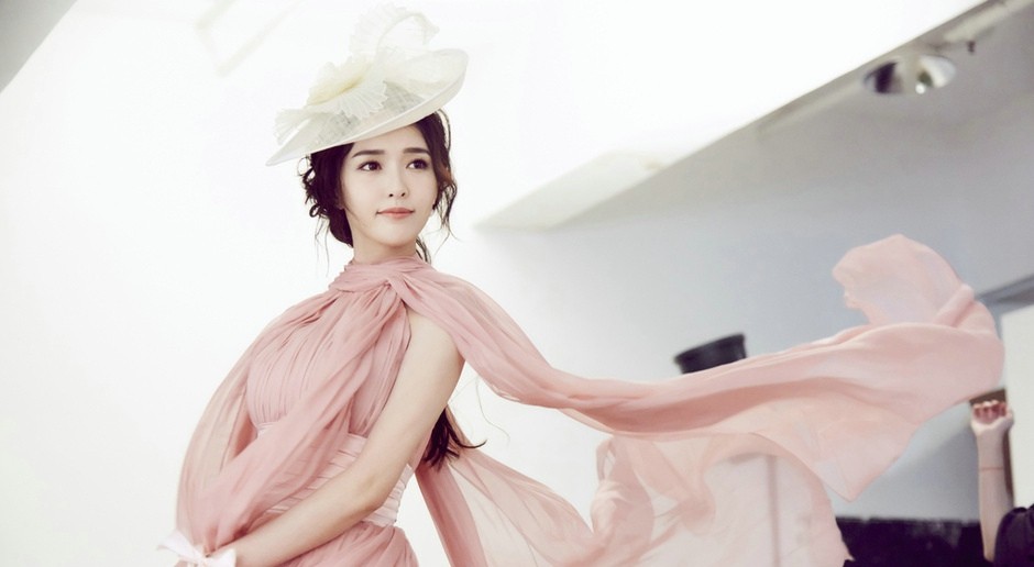 唐嫣粉色长裙香港演绎浪漫仙气尽显形象大使风采