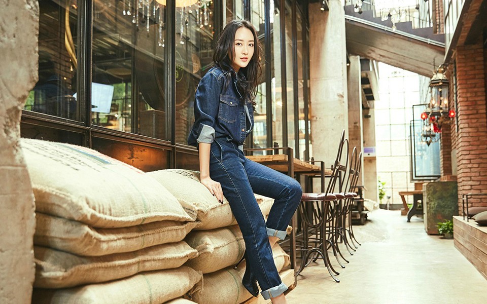 都市光影间的飒爽风姿：王鸥街拍造型的多重魅力