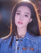 都市夜色中的牛仔风情：孙嘉璐街拍写真释出