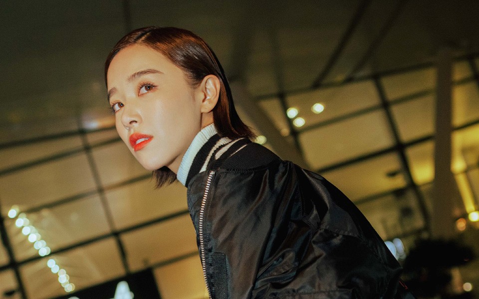 阚清子飒爽演绎都市风潮 短发造型定格街头率性瞬间