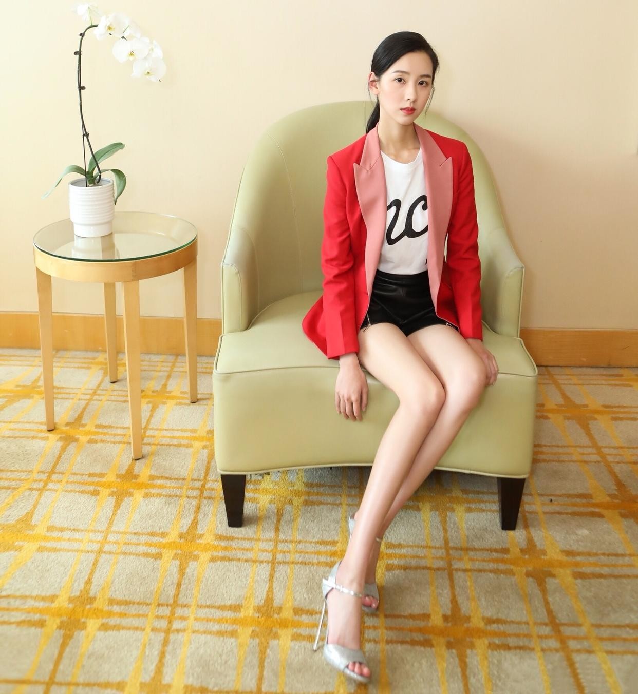 陈都灵光影摇曳间勾勒优雅曲线