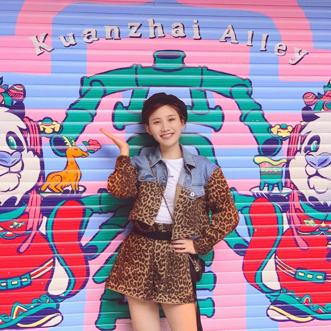 密子君长腿轻舞光影间