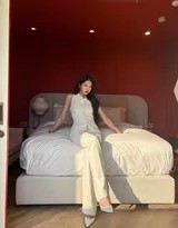 张元英纯白谧境写真：闺房中的干练魅力