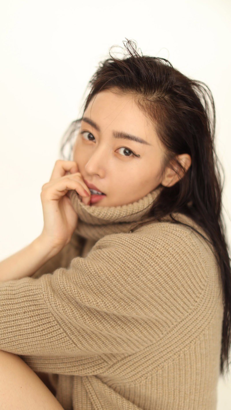 张天爱知性魅力写真解析光影流转间的风格百变与内在力量