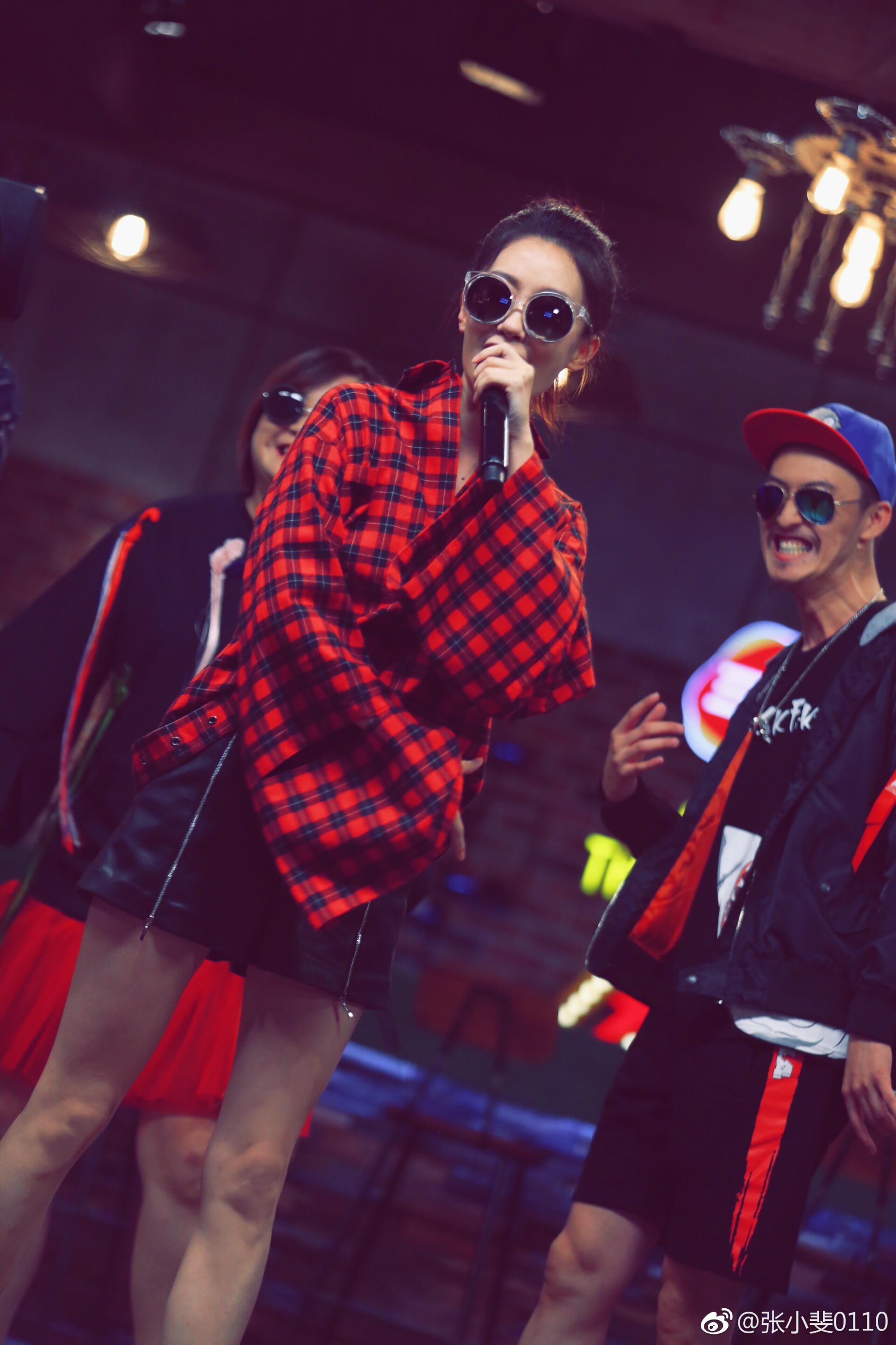 张小斐光影下的松弛与力量 丝袜美腿高跟诠释多面魅力