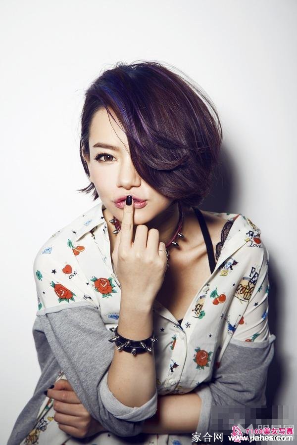 戚薇光影魅惑演绎率真自我