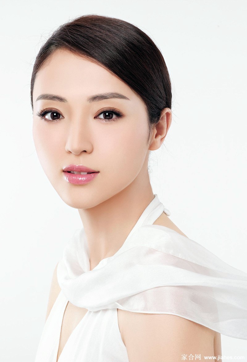 时光淬炼女神范 董璇白色礼服写真展现从容之美