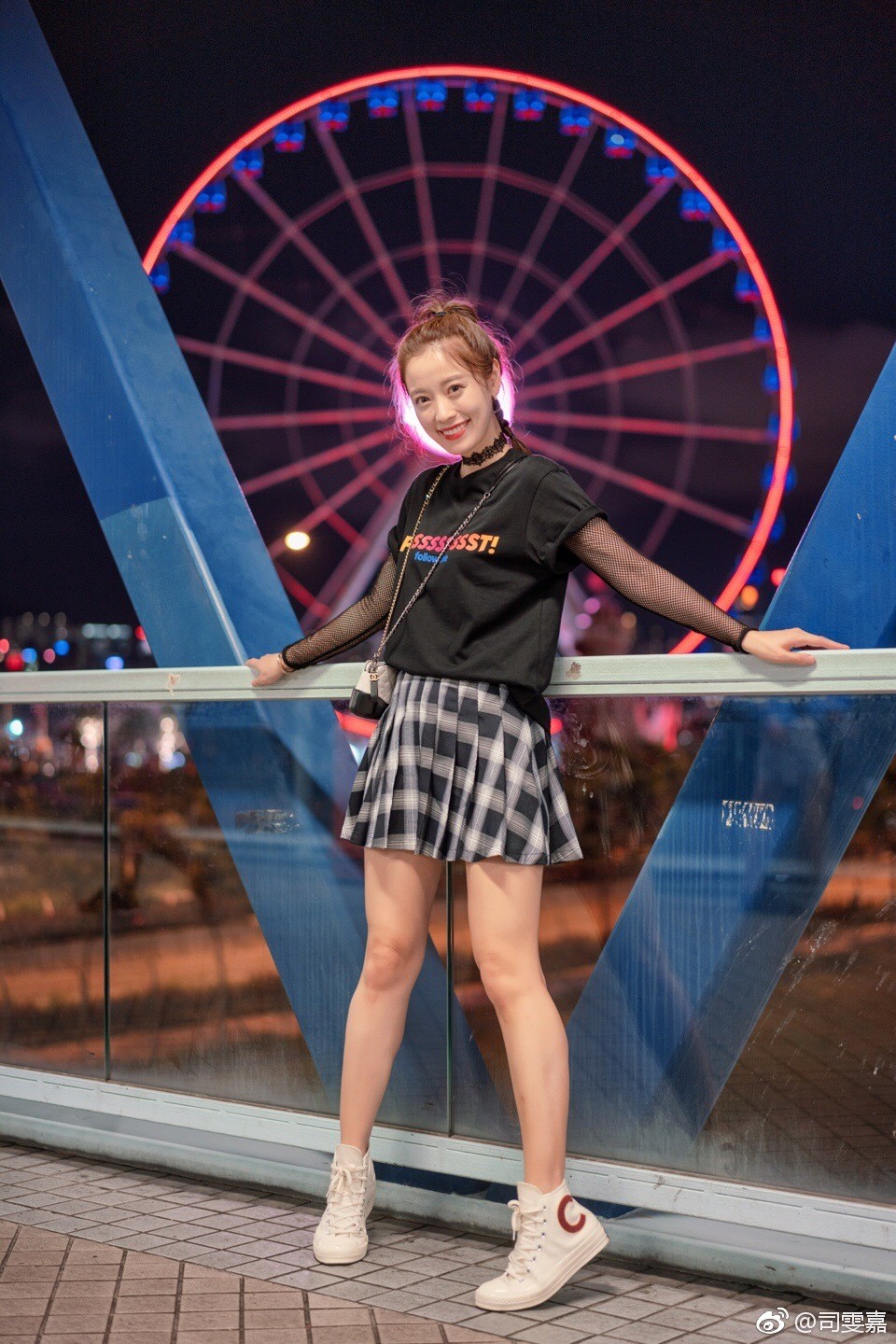 春日都市漫步：主持人司雯嘉的时尚户外瞬间