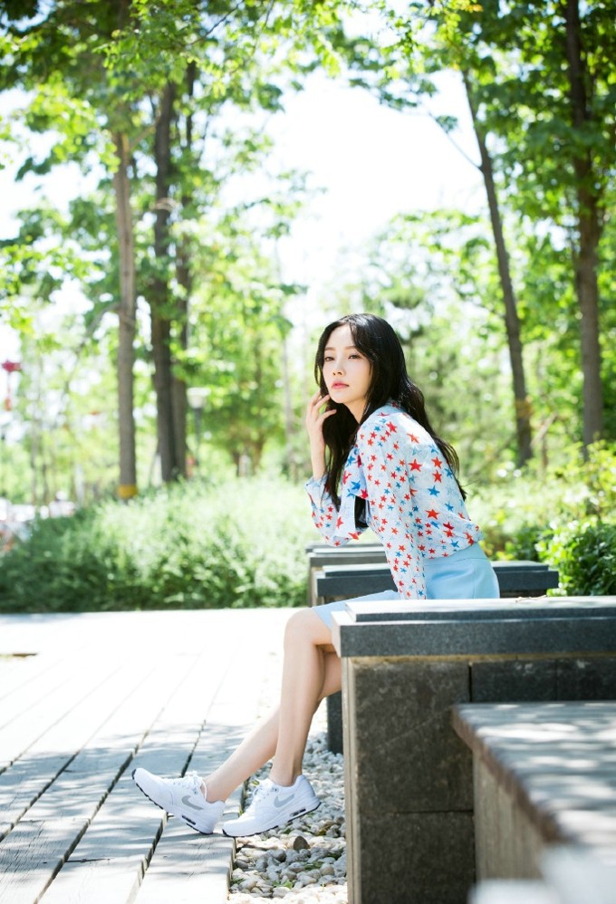 春末光影中的少女诗篇 李小璐演绎梦幻与率真的初夏邂逅