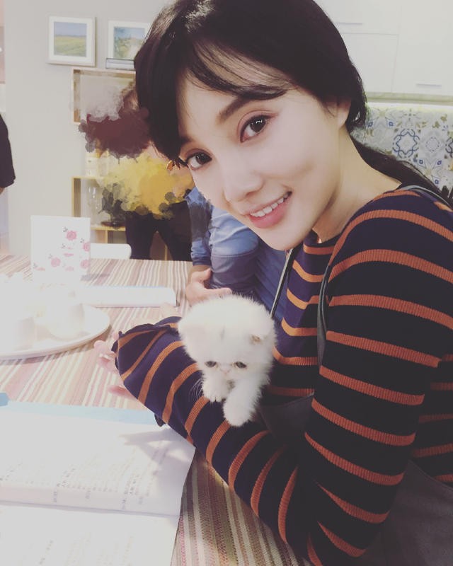 李小璐与爱宠温馨互动瞬间眼神温柔流露母爱光芒