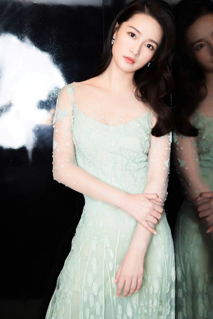 李沁三色光影时尚情绪大片