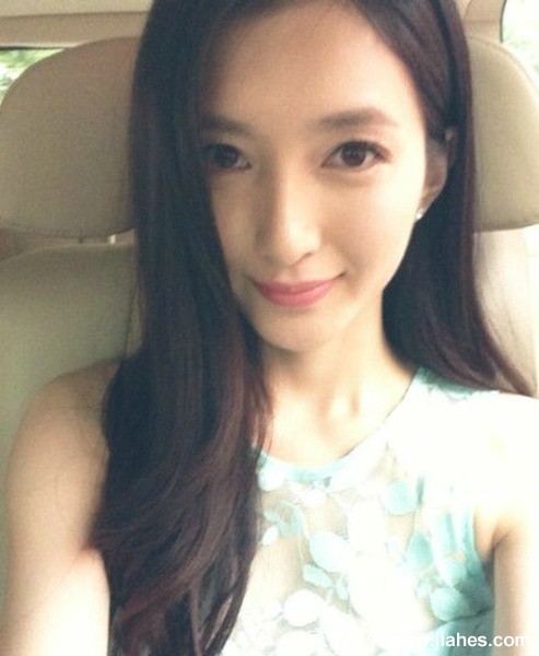 江疏影素颜生活剪影:褪去华服后的真实与灵动 江疏影居家对镜浅笑,眼神温柔似水尽显亲和力