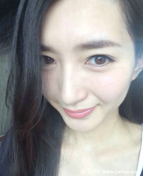 江疏影素颜生活剪影:褪去华服后的真实与灵动 江疏影午后窗前凝思,光影交错间尽显静谧美感