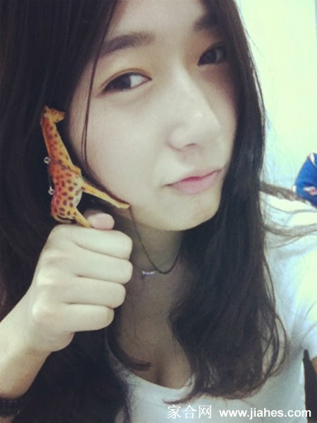 江疏影素颜生活剪影:褪去华服后的真实与灵动 阳光下江疏影捧书阅读,静谧时光中散发知性光芒