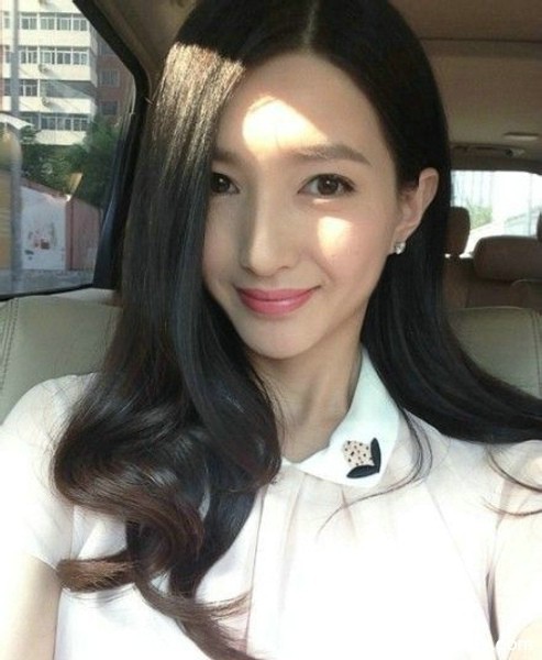 江疏影素颜生活剪影:褪去华服后的真实与灵动 江疏影慵懒倚靠沙发,自然状态下的沉静与惬意