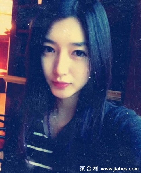 江疏影素颜生活剪影:褪去华服后的真实与灵动 江疏影悠闲享受咖啡时光,嘴角含笑尽显生活小确幸