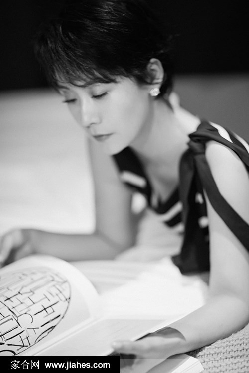 海清光影下的黑白诗篇条纹长裙与宽檐帽的侧颜叙事