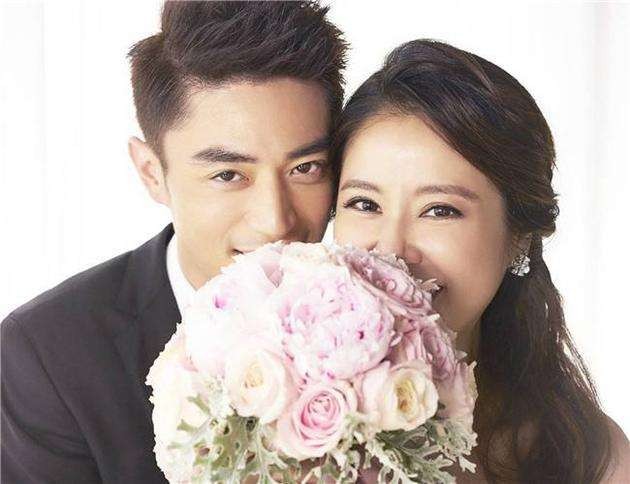 林心如二胎谜局：50岁近照曝光，一家三口逛街背影太真实