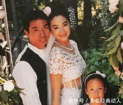 林青霞近照白发皱纹曝光，却靠一个动作让网友集体破防