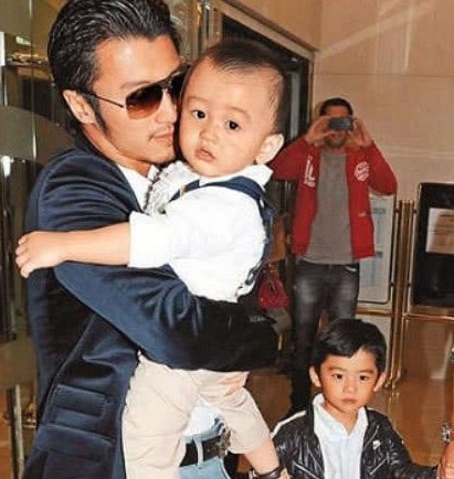 王菲48岁产子被辟谣，56岁真实状态近况曝光打脸