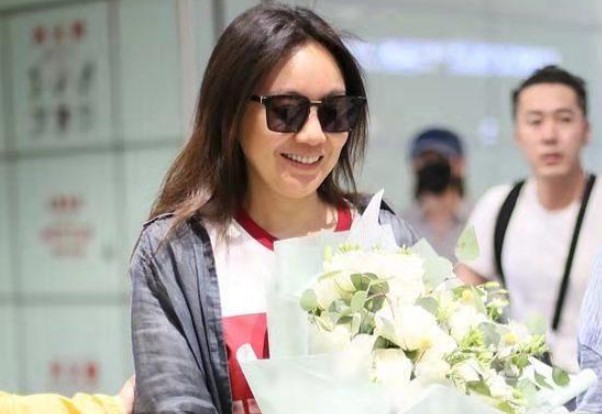 被净身出户也要离婚！55岁闫妮的婚姻真相，和你想的完全不一样