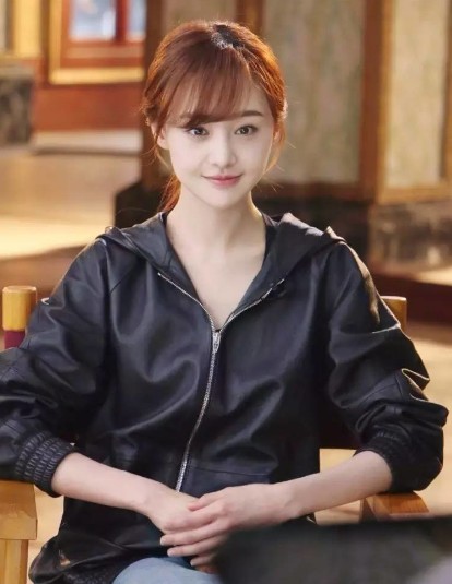 郑爽封杀五年后满头白发求生，顶流小花的“荒诞自救”与行业铁律