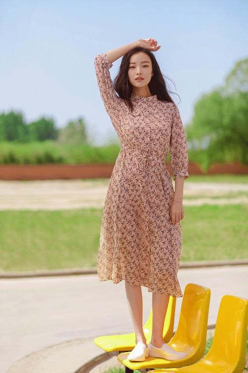 素颜出镜被嘲脸垮，热依扎这身私服赢了