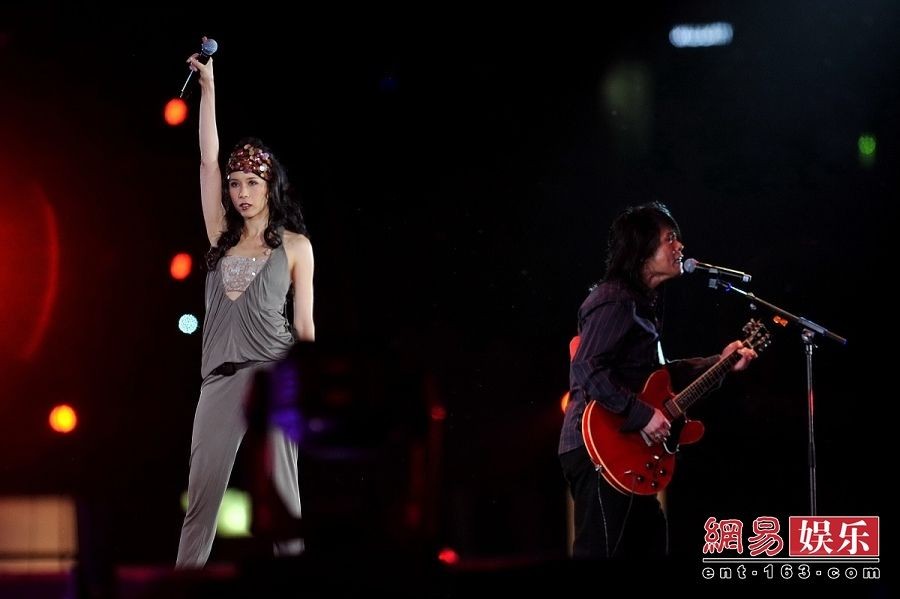 被称“歌隐”却一开口炸翻全场，79岁还在开演唱会的林子祥
