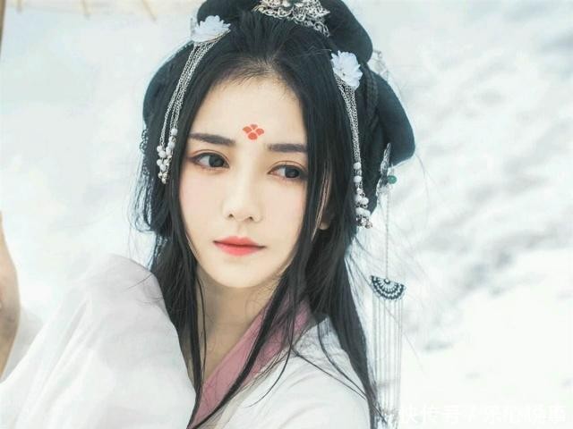 谁能想到，小时候那个眼神充满故事感的小女孩，如今画风突变？